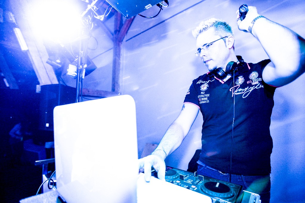 DJ CHRIZ am DJ-Pult